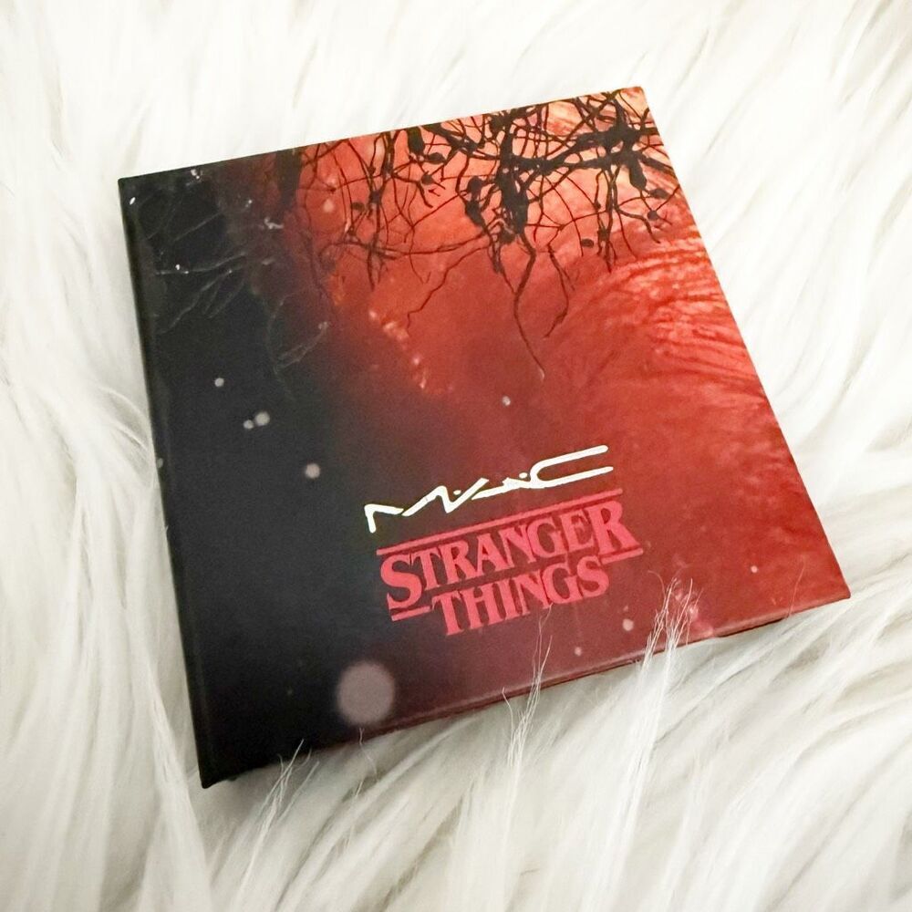 STRANGER THINGS x MAC | Limited Edition Powder Blush "He Likes It Cold" | .21 oz - Picture 2 of 6